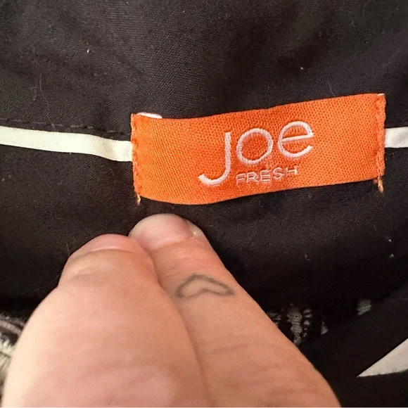 Woman’s Joe Fresh Brocade Cream and Black Shorts Size 8 New Used Condition - Picture 4 of 9